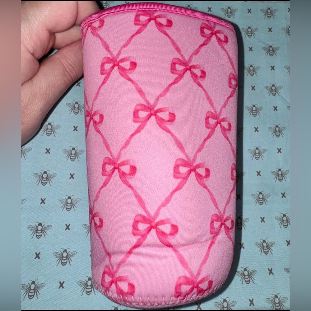 Drink Cozy Anti Sweat Keep Coffees Cold Hot Sleeve 30-32 oz Pink Bows & Ribbons